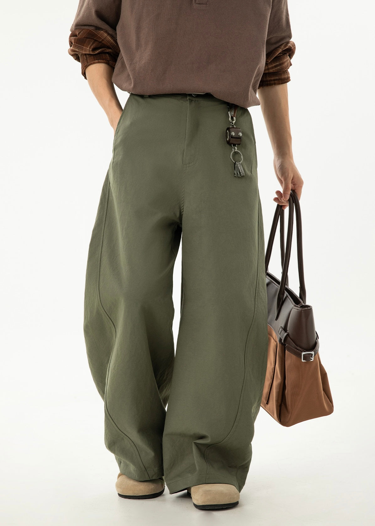 Wide-leg pleated casual pants with side slit and pockets for women.