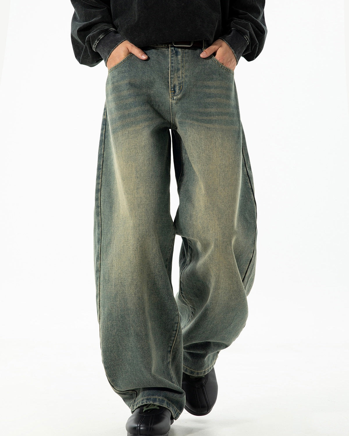 Men’s loose fit straight leg denim jeans casual streetwear.