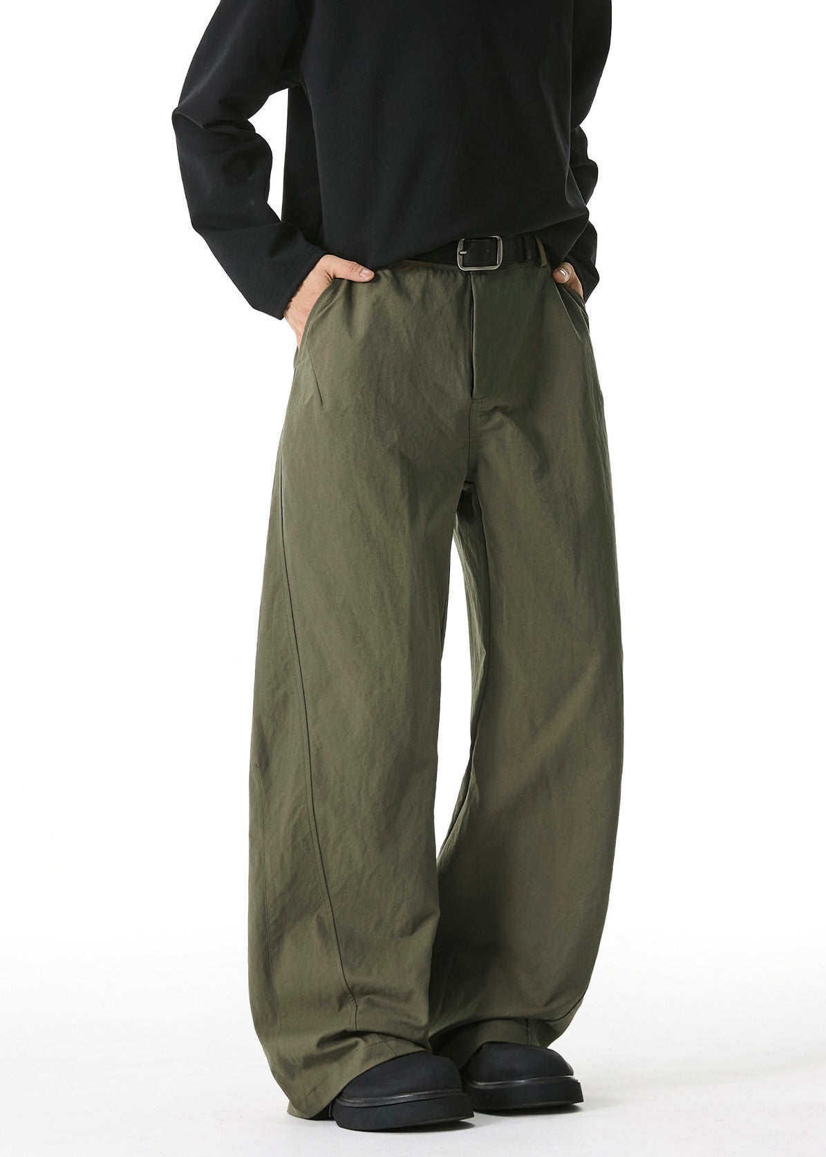 Men’s loose straight leg pants relaxed streetwear style.